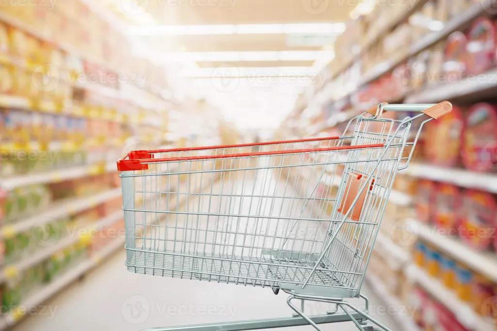 Corredor de supermercado com carrinho de compras