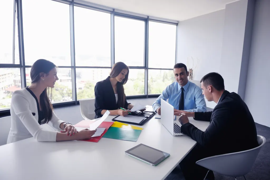 Equipe reunida em escritório discutindo um projeto de software